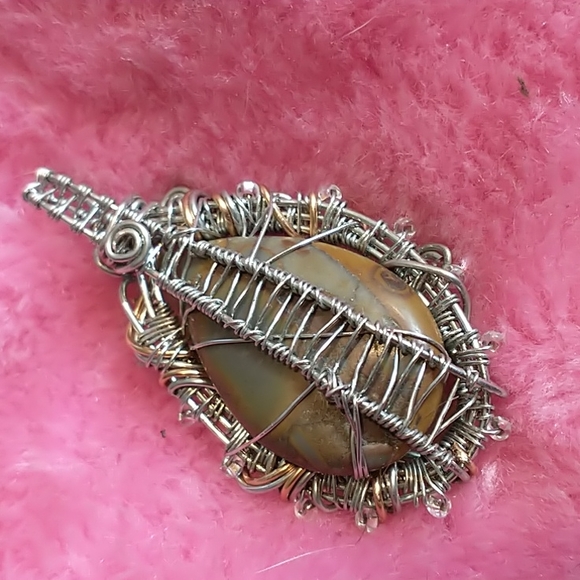 NWT Beautiful Handcrafted Wire Weaved Jasper Stone Pendant - Picture 2 of 4